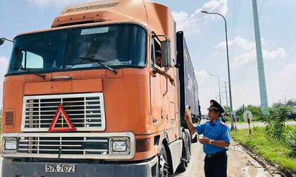 Mức phạt ô tô không gắn biển báo hiệu ở phía trước xe kéo và phía sau xe được kéo